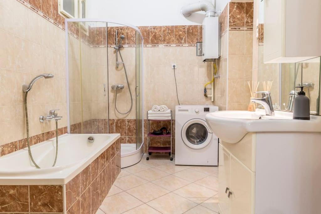 B333 Apartment - In The Heart Of The City Budapest Luaran gambar